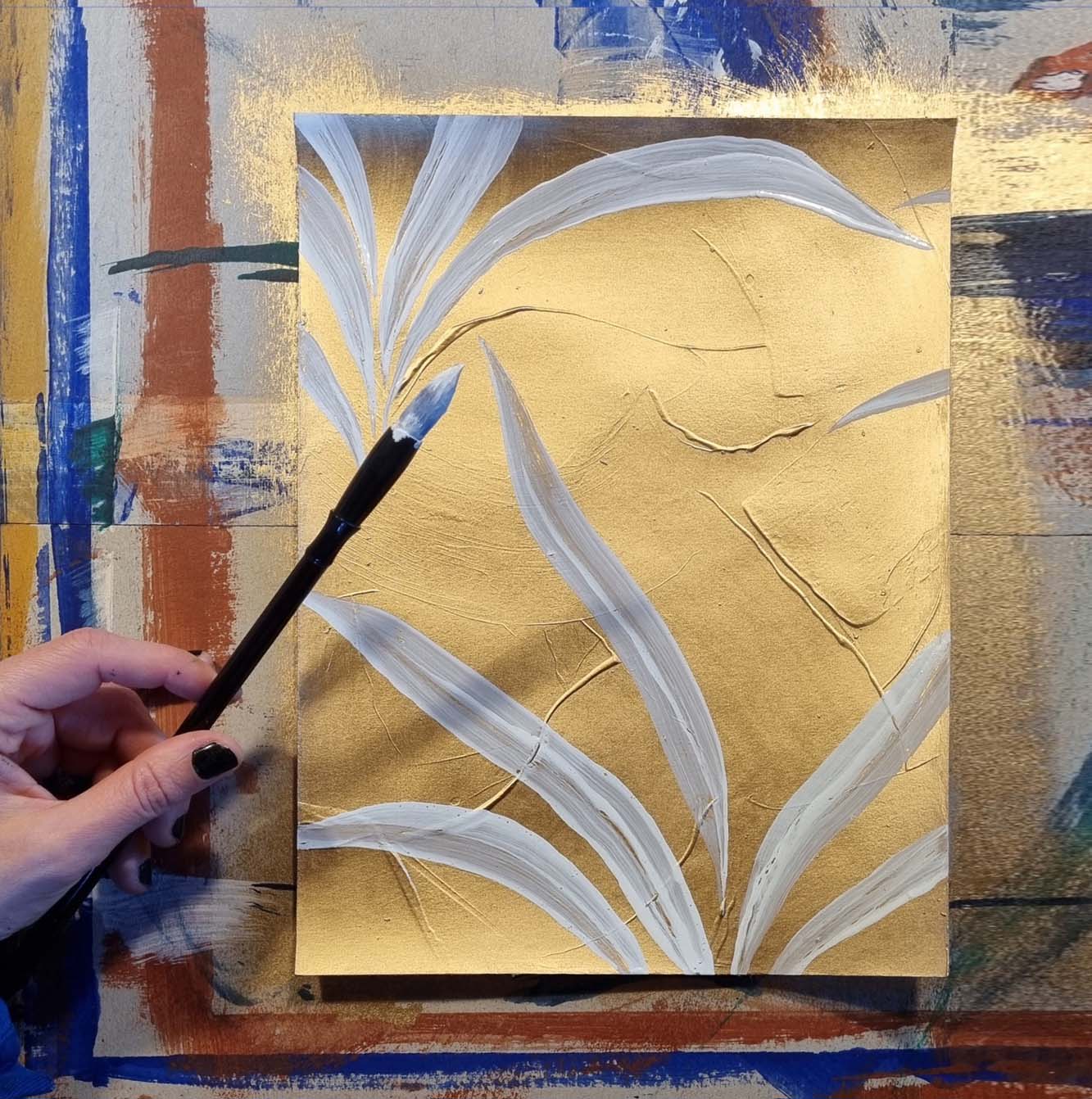 Création d'un motif végétal peint à la main au pinceau dans le studio Bleu Cobalt.