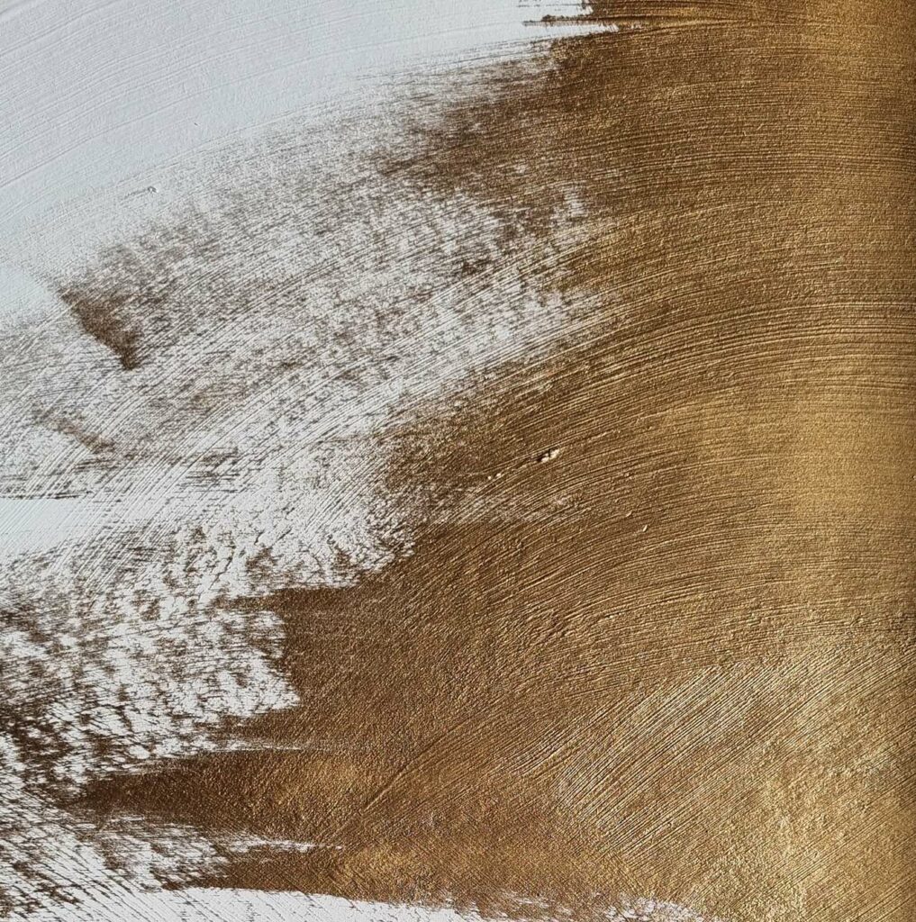 Détail d'une peinture texturée blanche et dorée réalisée à la main par Bleu Cobalt.